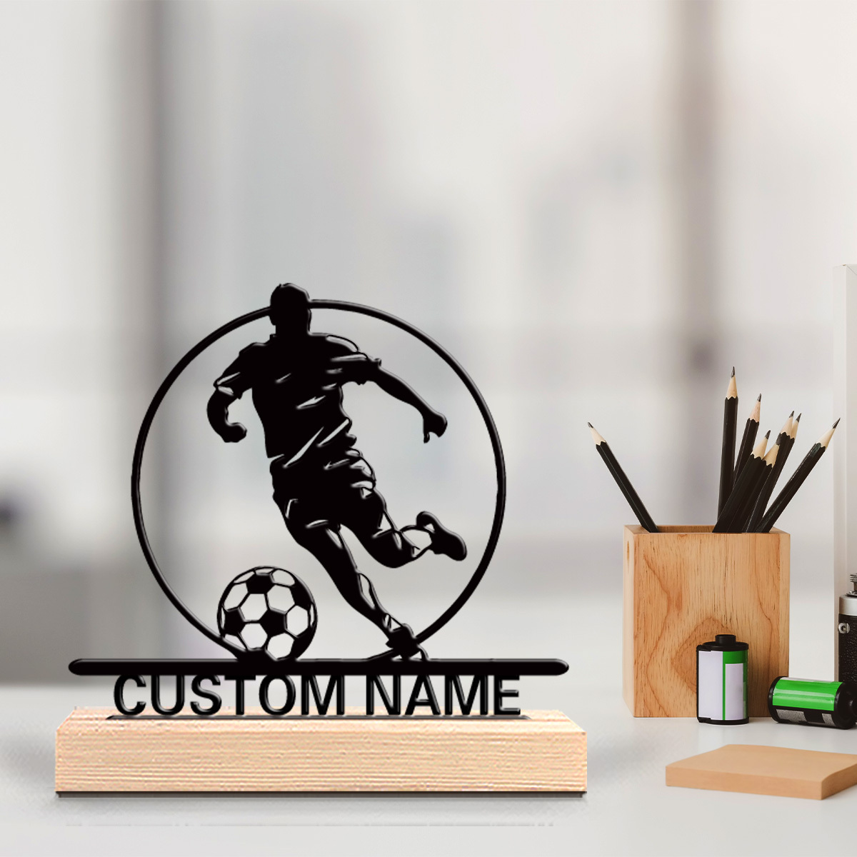 Home Decor Theme - カスタムサッカー選手メタル像（名前入り）、木製台座付きテーブルデコレーション、サッカーファンへのギフト、誕生日/祝日/自宅/オフィス装飾